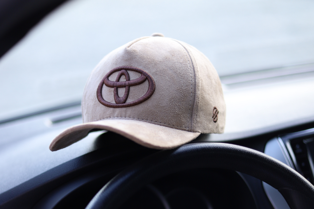 A Toyota usou bonés personalizados como brindes automotivos