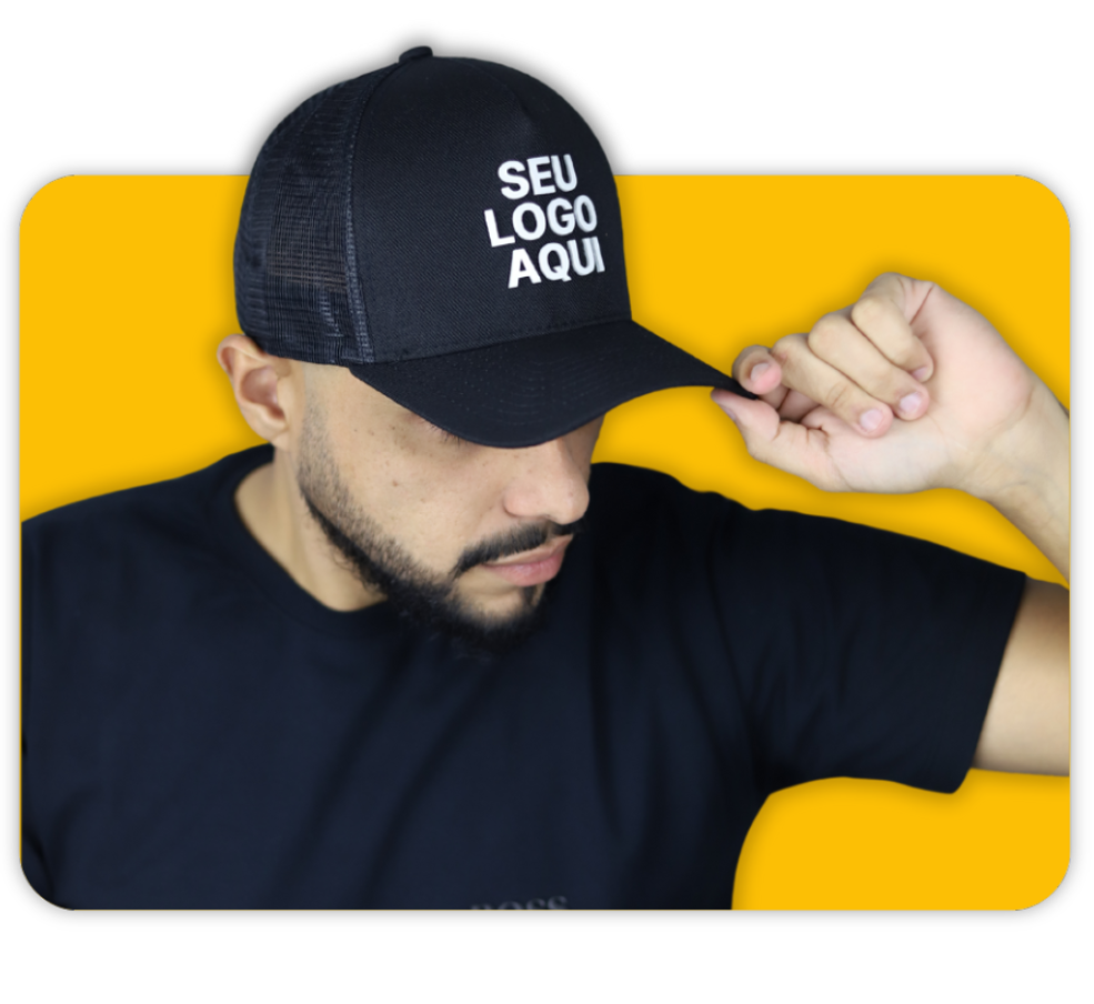 Trucker personalizado cinza com a telinha preta e logo em silk