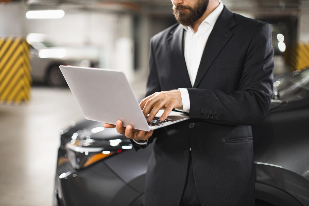 Homem elaborando estratégias de marketing automotivo para atrair e fidelizar clientes.